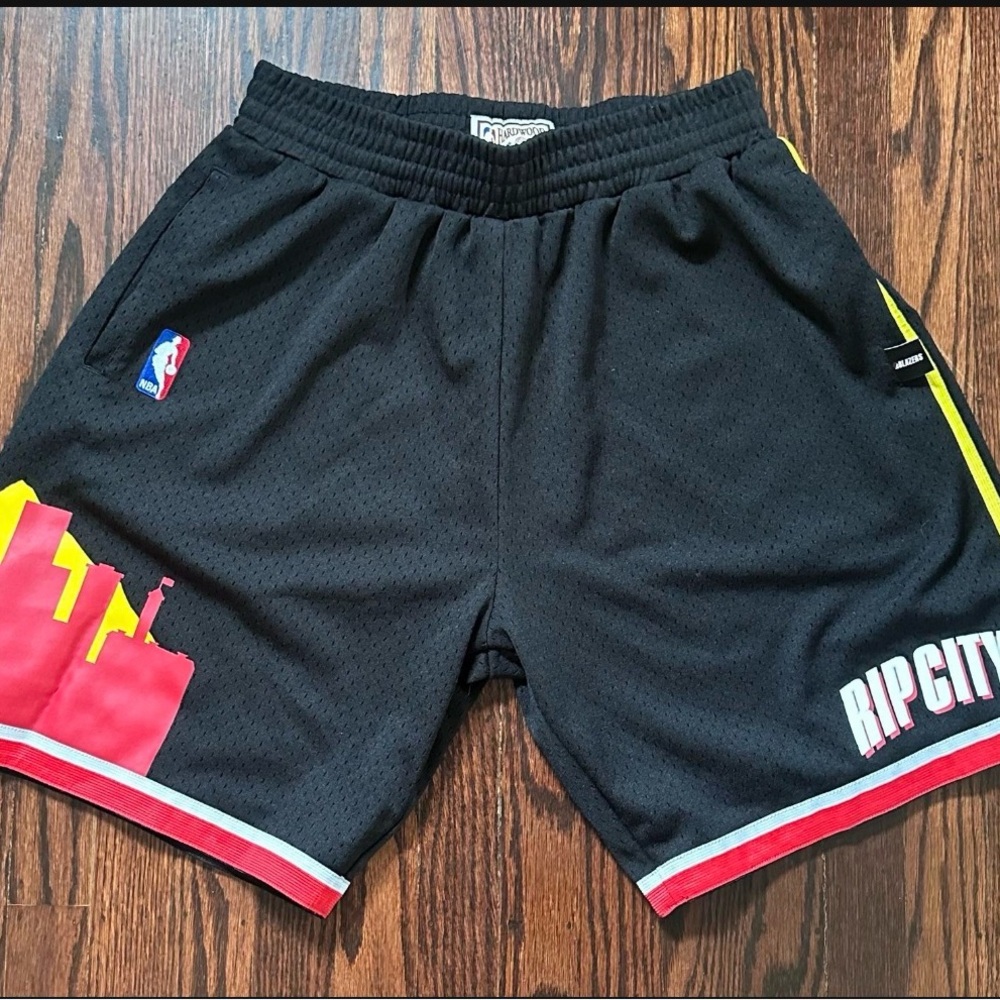 Mitchell & Ness Amine X Portland Trailblazers Wingman Shorts - Size M